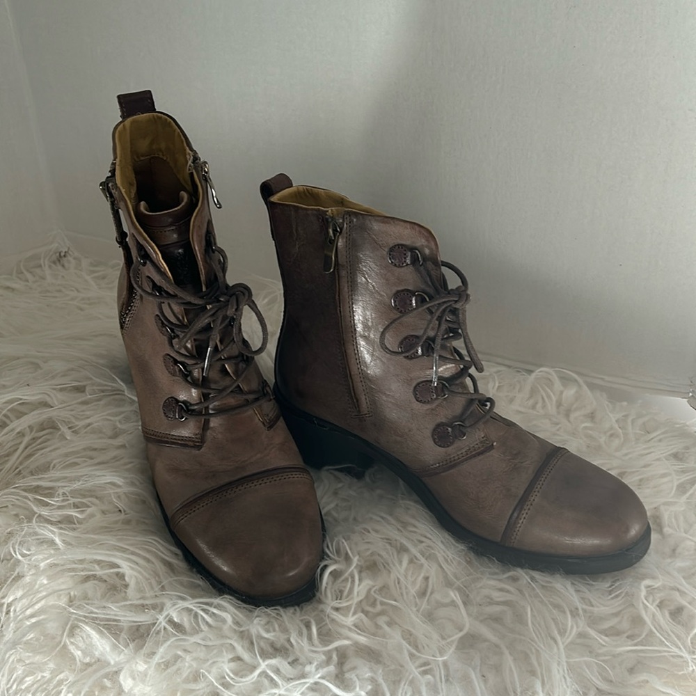 Women’s Sirkka Sean leather ankle boots by top brand BUSSOLA Size 39